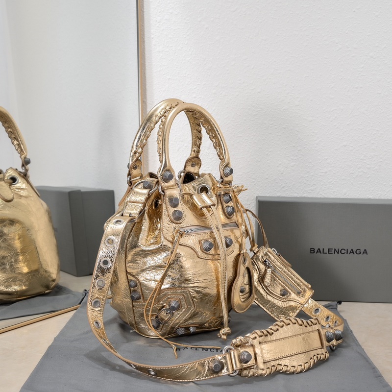新款水桶機包，進口爆裂羊皮，顔色：金色，尺寸：30*23*17 Balencia