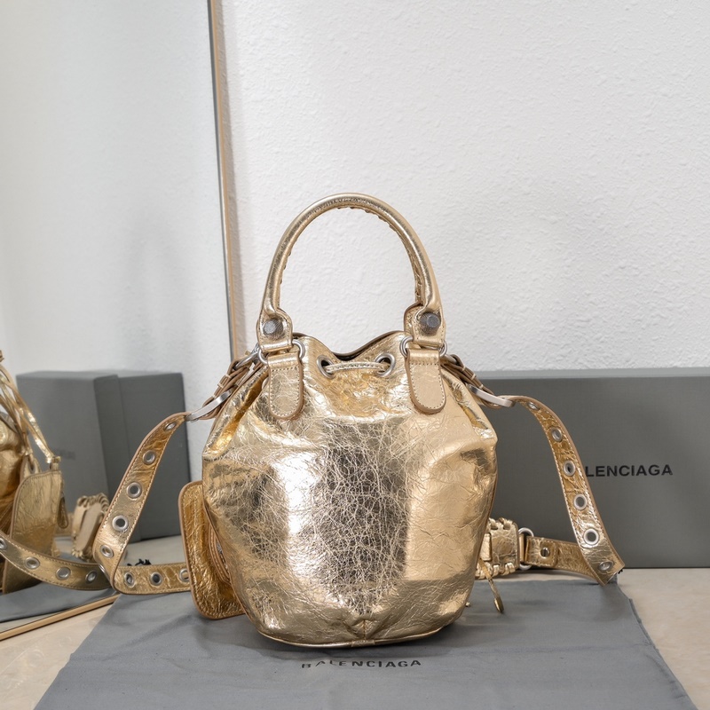 新款水桶機包，進口爆裂羊皮，顔色：金色，尺寸：30*23*17 Balencia