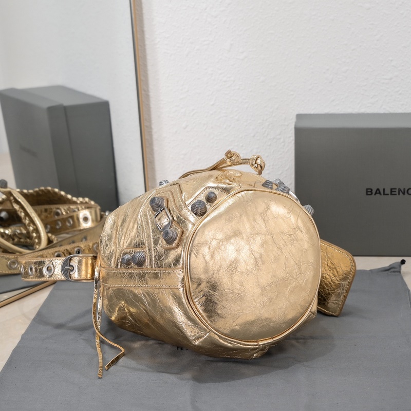 新款水桶機包，進口爆裂羊皮，顔色：金色，尺寸：30*23*17 Balencia