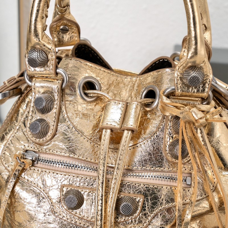 新款水桶機包，進口爆裂羊皮，顔色：金色，尺寸：30*23*17 Balencia