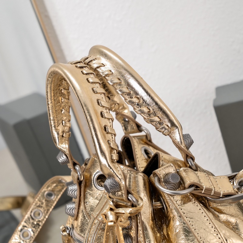 新款水桶機包，進口爆裂羊皮，顔色：金色，尺寸：30*23*17 Balencia