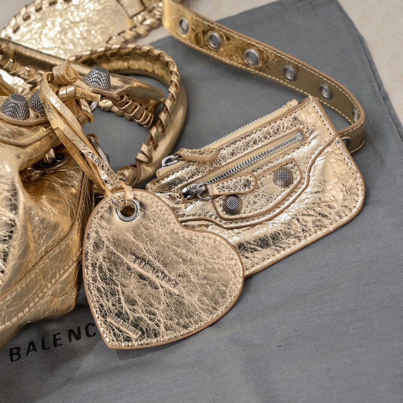 新款水桶機包，進口爆裂羊皮，顔色：金色，尺寸：30*23*17 Balencia