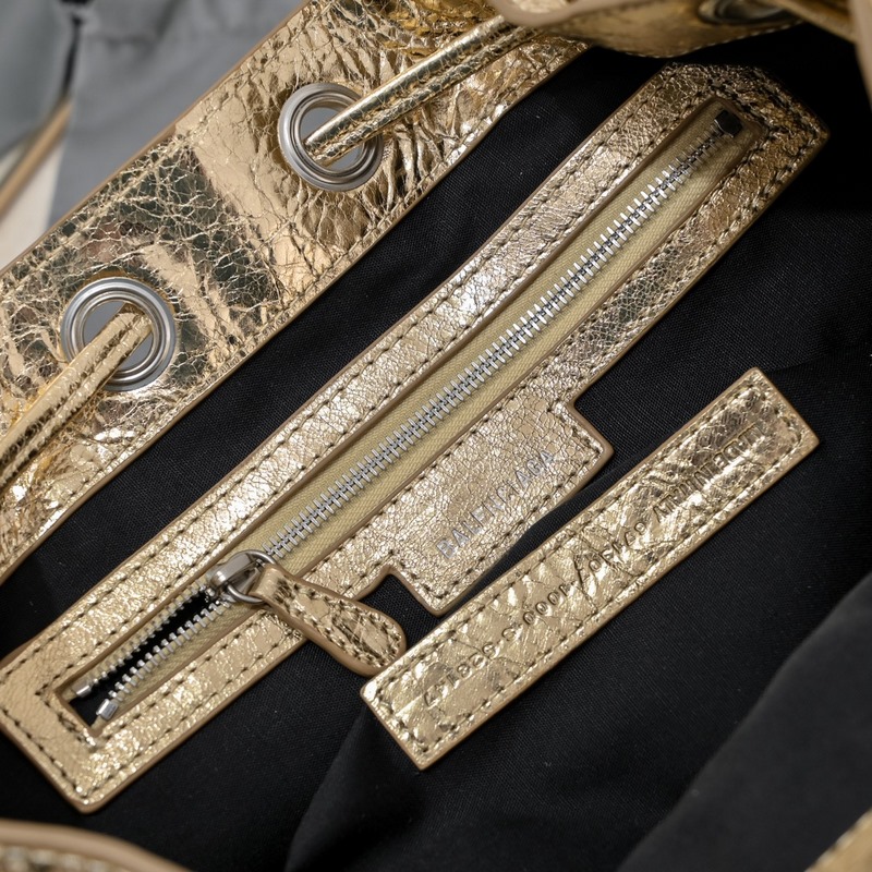 新款水桶機包，進口爆裂羊皮，顔色：金色，尺寸：30*23*17 Balencia