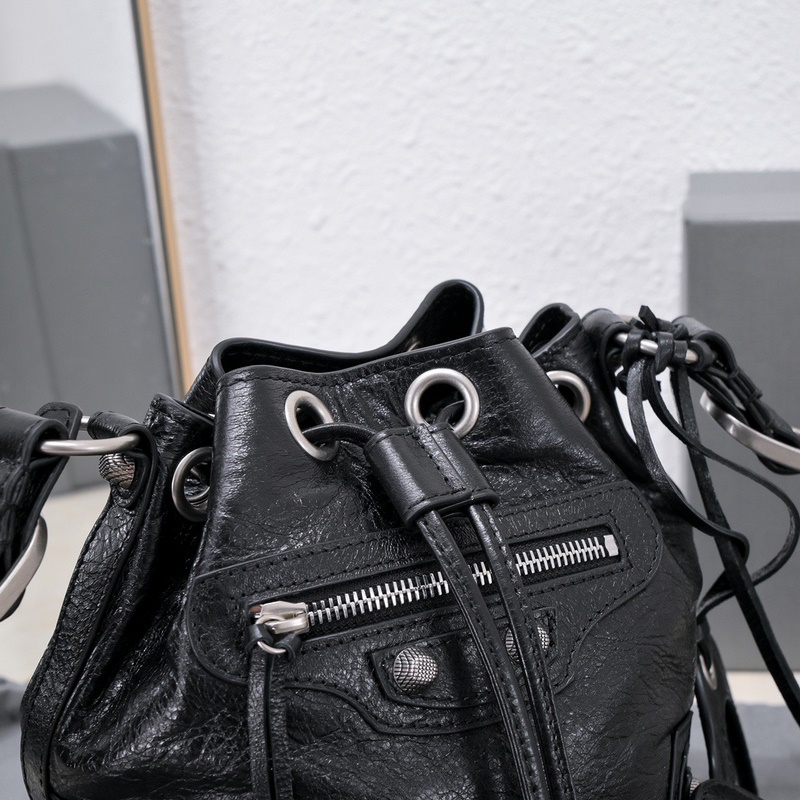 新款小號水桶機包，進(jìn)口爆裂羊皮，顔色：黑色，尺寸：15*17*19 Balenc