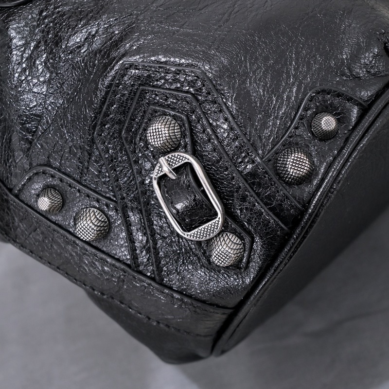 新款小號水桶機包，進(jìn)口爆裂羊皮，顔色：黑色，尺寸：15*17*19 Balenc