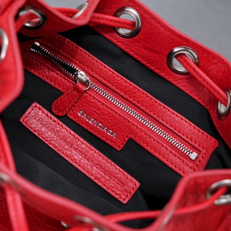新款小號水桶機包，進口爆裂羊皮，顔色：紅色，尺寸：15*17*19 Balenc