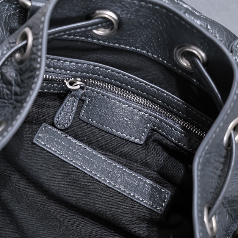 新款水桶機包，進口爆裂羊皮，顔色：深灰，尺寸：30*23*17 Balencia