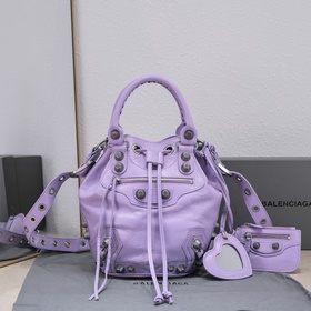 新款水桶機包，進口爆裂羊皮，顔色：淺紫，尺寸：30*23*17 Balencia