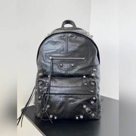 23ss鉚釘書包出貨啦 le cagole系列意大利爆裂羊皮材質(zhì)使得整個包包柔軟