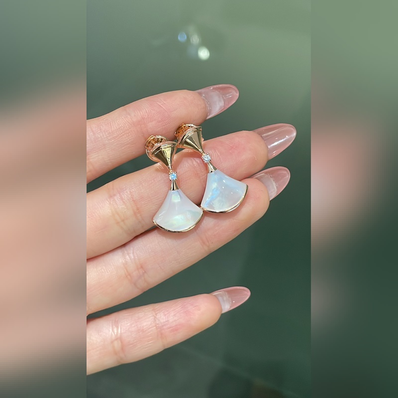 [原單對版] (配全套包裝) 寶格麗扇子頭無鑽白貝耳釘