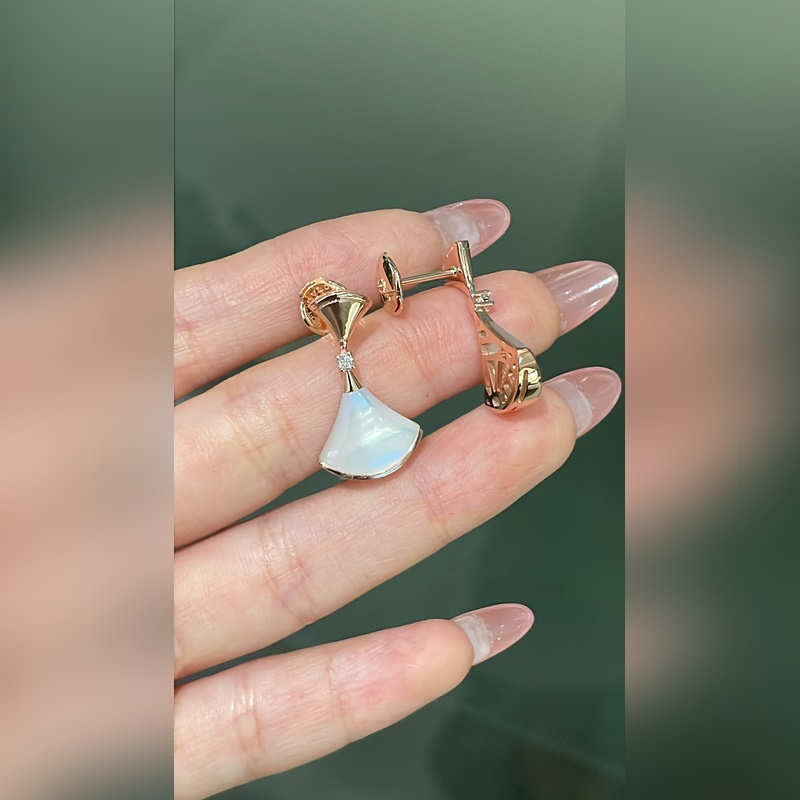 [原單對版] (配全套包裝) 寶格麗扇子頭無鑽白貝耳釘