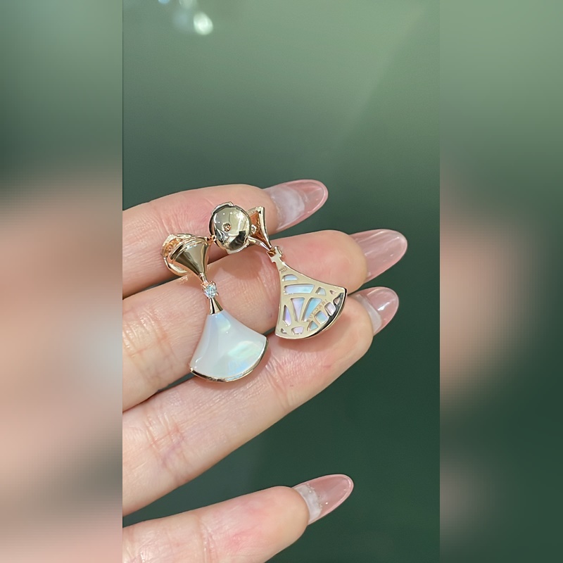 [原單對版] (配全套包裝) 寶格麗扇子頭無鑽白貝耳釘