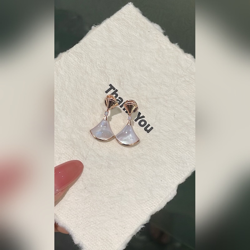 [原單對版] (配全套包裝) 寶格麗扇子頭無鑽白貝耳釘