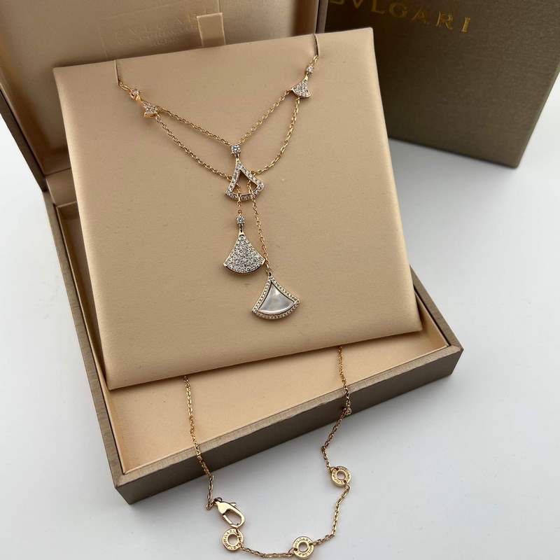 [原單對版] (配全套包裝) 寶格麗系列 玫瑰金扇形鑲鑽白貝母五個(gè)裙子吊墜雙層