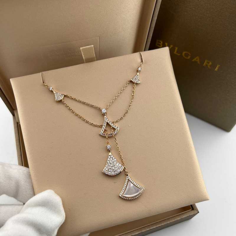 [原單對版] (配全套包裝) 寶格麗系列 玫瑰金扇形鑲鑽白貝母五個(gè)裙子吊墜雙層