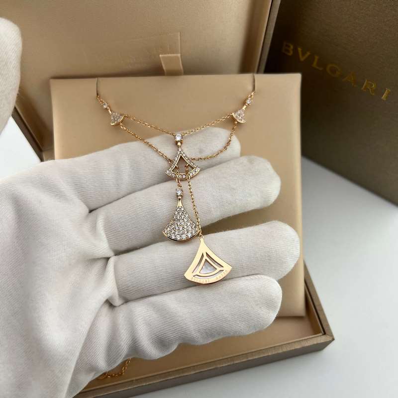 [原單對版] (配全套包裝) 寶格麗系列 玫瑰金扇形鑲鑽白貝母五個(gè)裙子吊墜雙層