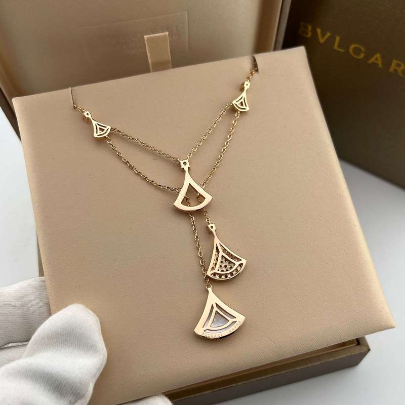 [原單對版] (配全套包裝) 寶格麗系列 玫瑰金扇形鑲鑽白貝母五個(gè)裙子吊墜雙層