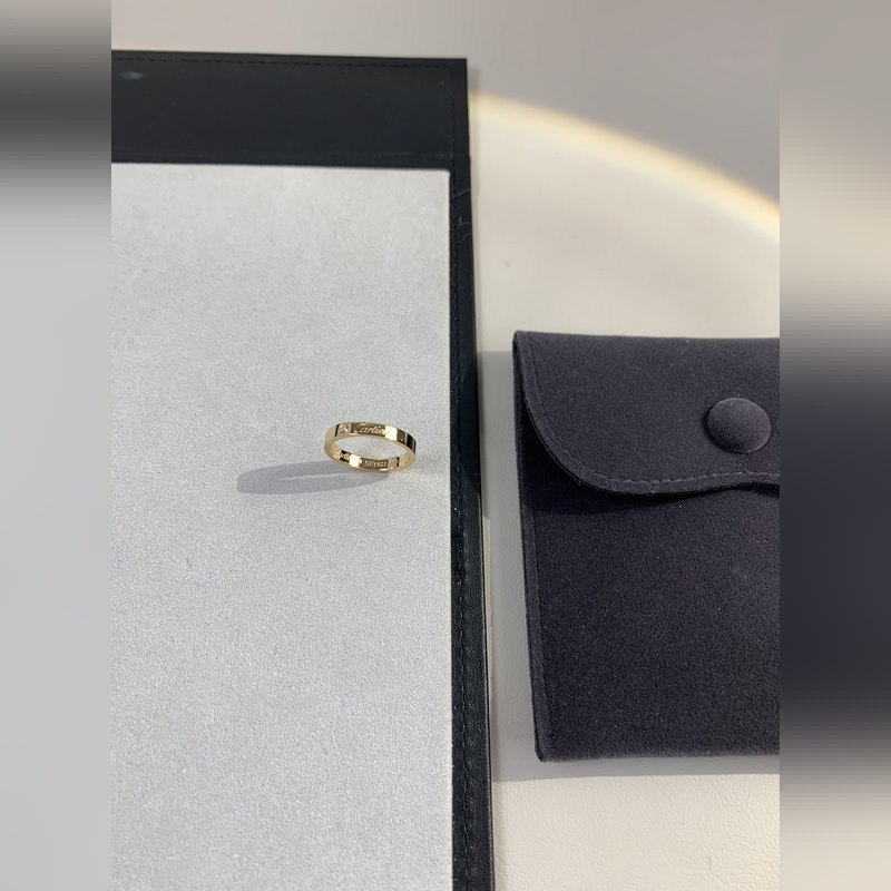 [原單對(duì)版] (配全套包裝) 卡地亞 Cartier單鑽字母戒指 完美CNC精