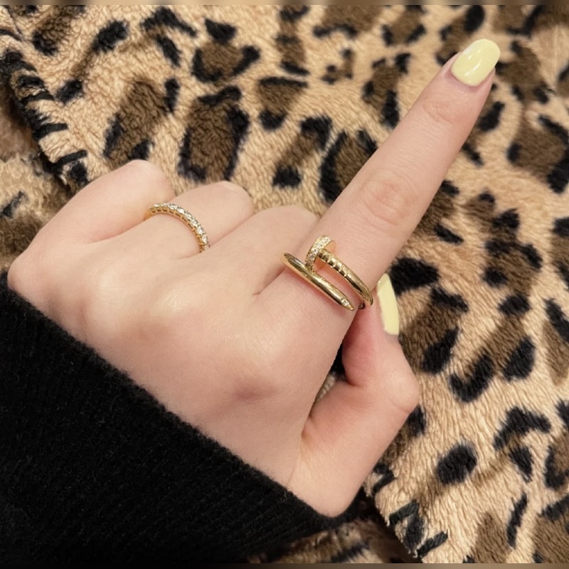 [原單對版] (配全套包裝) 卡地亞 Cartier粗版頭尾鑽釘子戒指 經(jīng)典傑