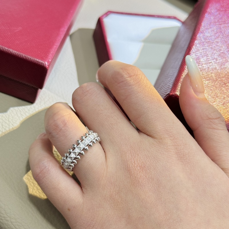 (配全套包裝) 卡地亞 Cartier鉚釘 子彈頭帶鑽戒指 最受歡迎的一 非常個