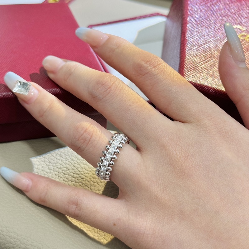 (配全套包裝) 卡地亞 Cartier鉚釘 子彈頭帶鑽戒指 最受歡迎的一 非常個