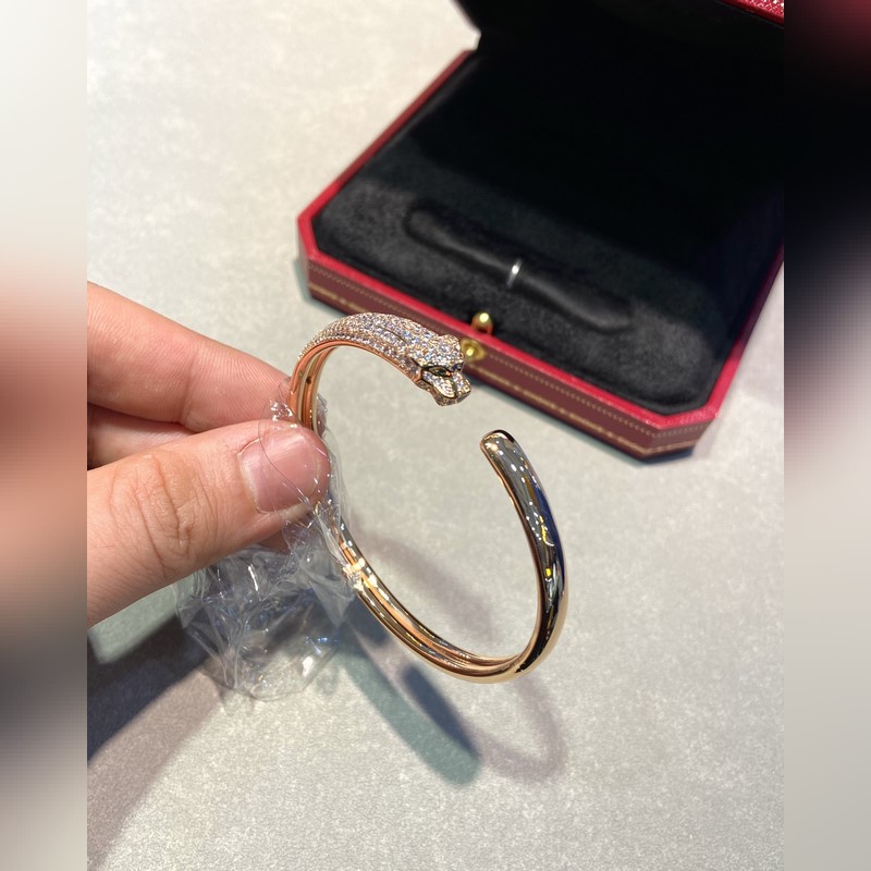 [原單對版] (配全套包裝) 卡地亞 Cartier帶鑽獵豹開口手鐲。。