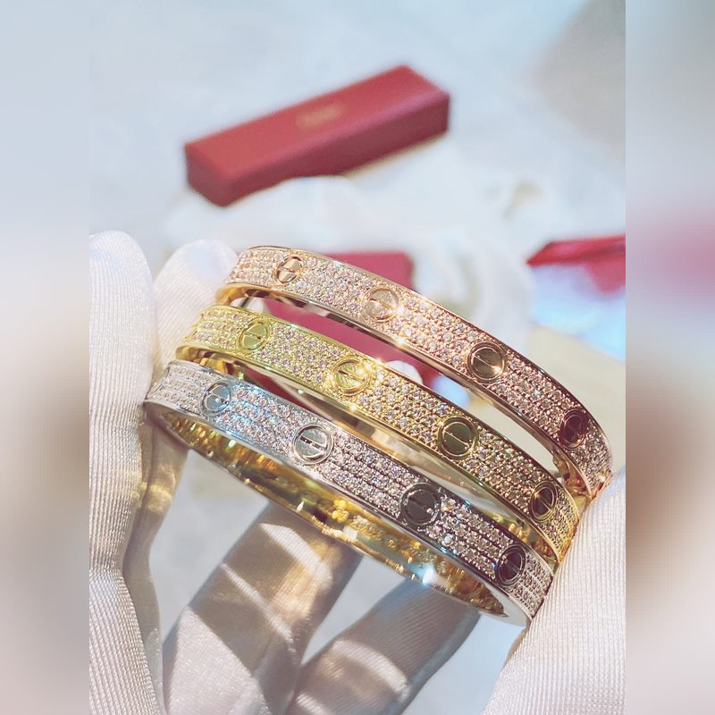 [原單對版] (配全套包裝) 卡地亞 Cartier寬版滿天星手鐲佩戴上手 比較