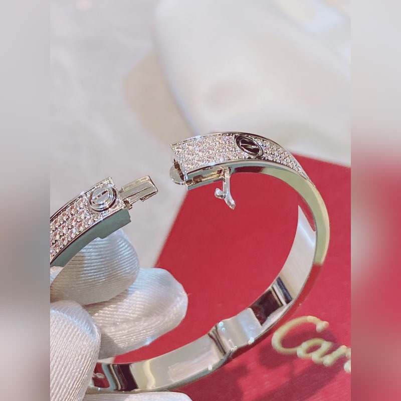 [原單對版] (配全套包裝) 卡地亞 Cartier寬版滿天星手鐲佩戴上手 比較