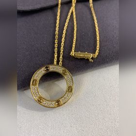 [原單對(duì)版] (配全套包裝) 卡地亞 Cartier經(jīng)典Love滿鑽大餅項(xiàng)鍊。