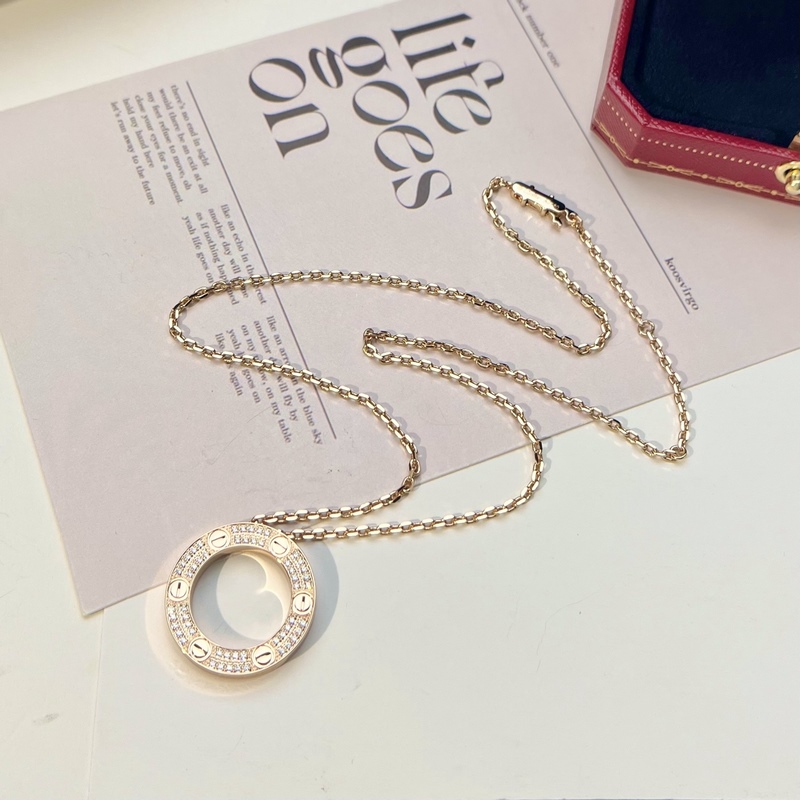 [原單對版] (配全套包裝) 卡家大餅項鍊 Love圓餅項鍊的設(shè)計靈感源自于無