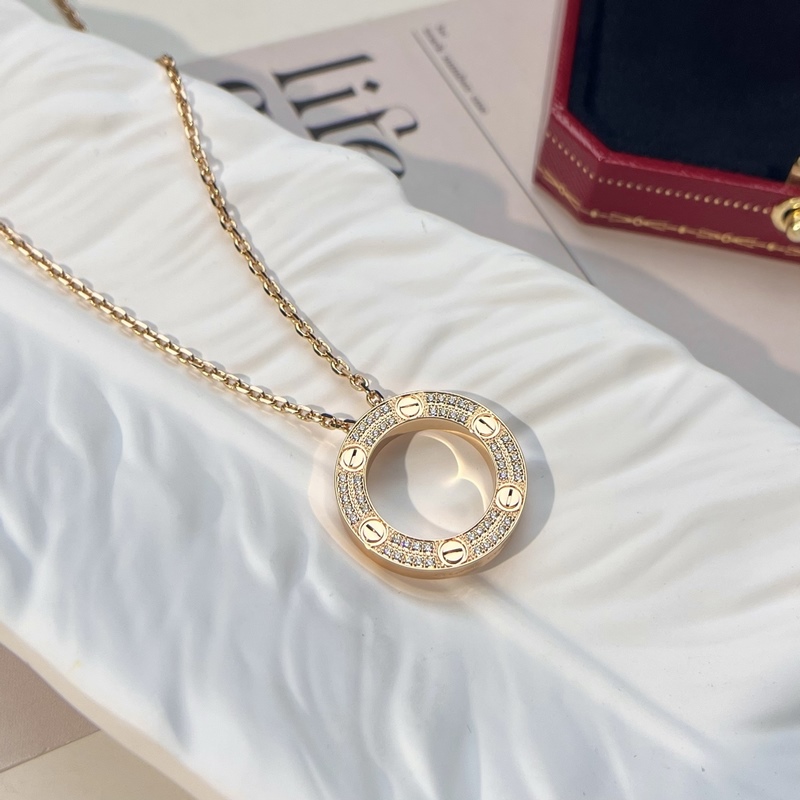 [原單對版] (配全套包裝) 卡家大餅項鍊 Love圓餅項鍊的設(shè)計靈感源自于無