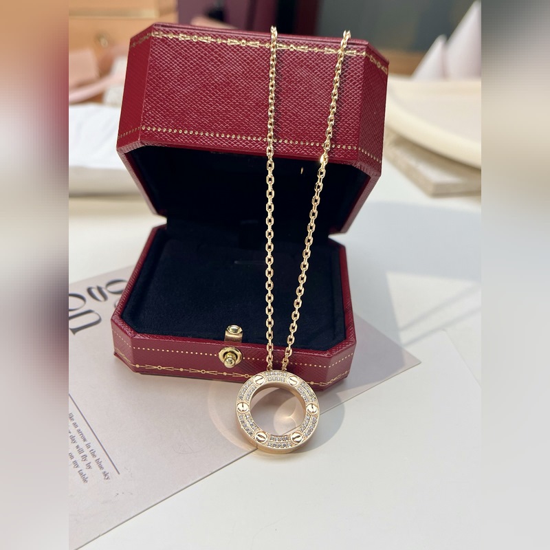 [原單對版] (配全套包裝) 卡家大餅項鍊 Love圓餅項鍊的設(shè)計靈感源自于無