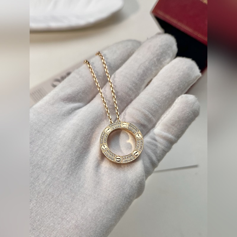 [原單對版] (配全套包裝) 卡家大餅項鍊 Love圓餅項鍊的設(shè)計靈感源自于無