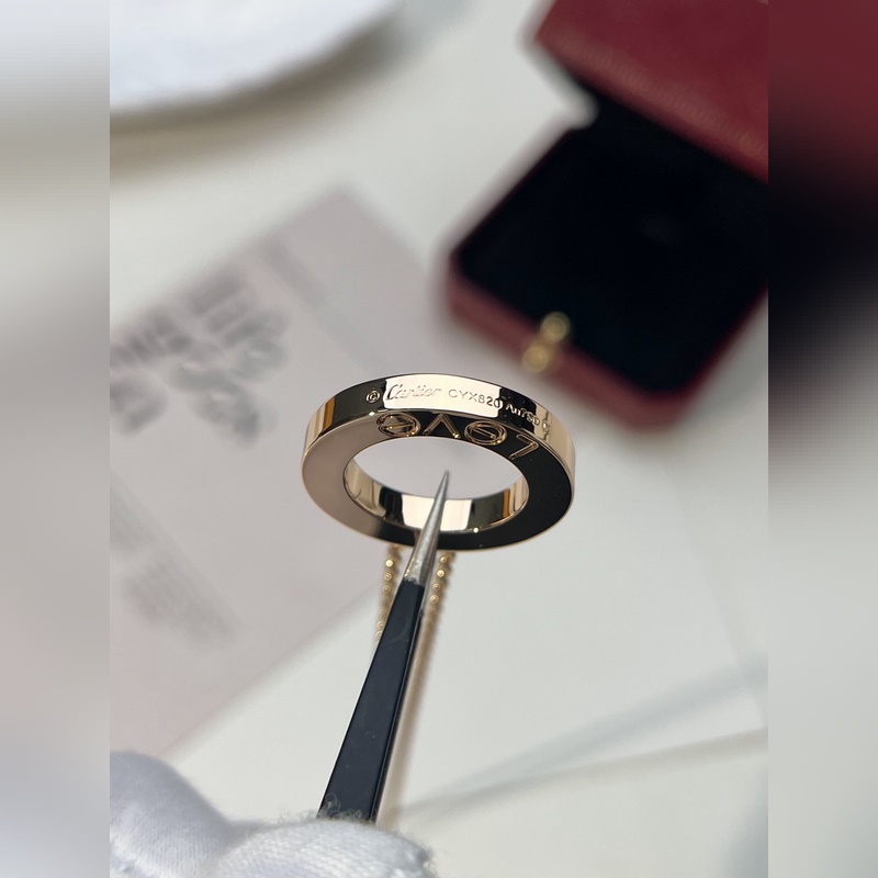 [原單對版] (配全套包裝) 卡家大餅項鍊 Love圓餅項鍊的設(shè)計靈感源自于無