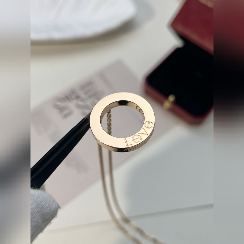 [原單對版] (配全套包裝) 卡家大餅項鍊 Love圓餅項鍊的設(shè)計靈感源自于無