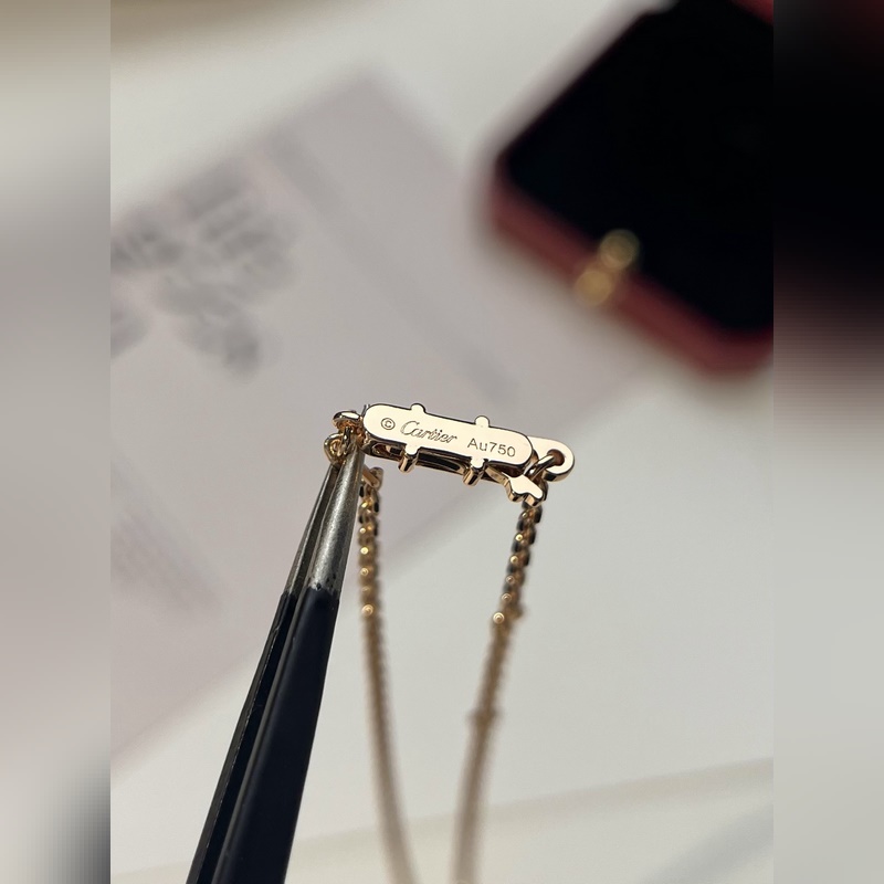 [原單對版] (配全套包裝) 卡家大餅項鍊 Love圓餅項鍊的設(shè)計靈感源自于無