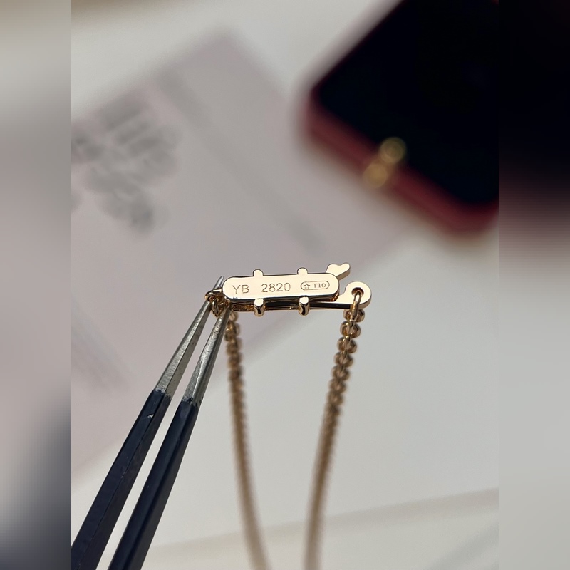 [原單對版] (配全套包裝) 卡家大餅項鍊 Love圓餅項鍊的設(shè)計靈感源自于無