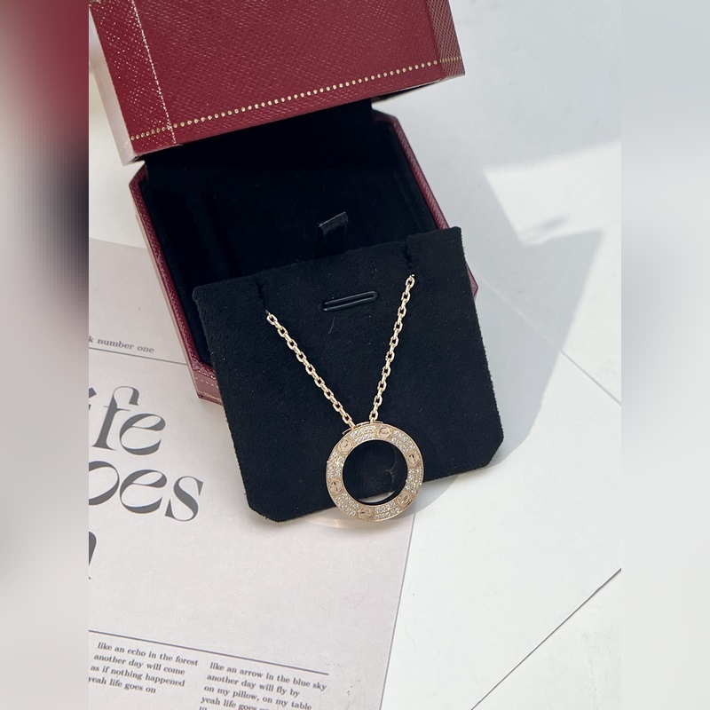 [原單對版] (配全套包裝) 卡家大餅項鍊 Love圓餅項鍊的設(shè)計靈感源自于無