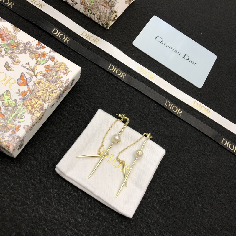 DIOR 迪奧耳釘 專櫃一緻黃銅材質(zhì) 火爆款出貨 設(shè)計(jì)獨(dú)特 複古前衛(wèi) 美女必備