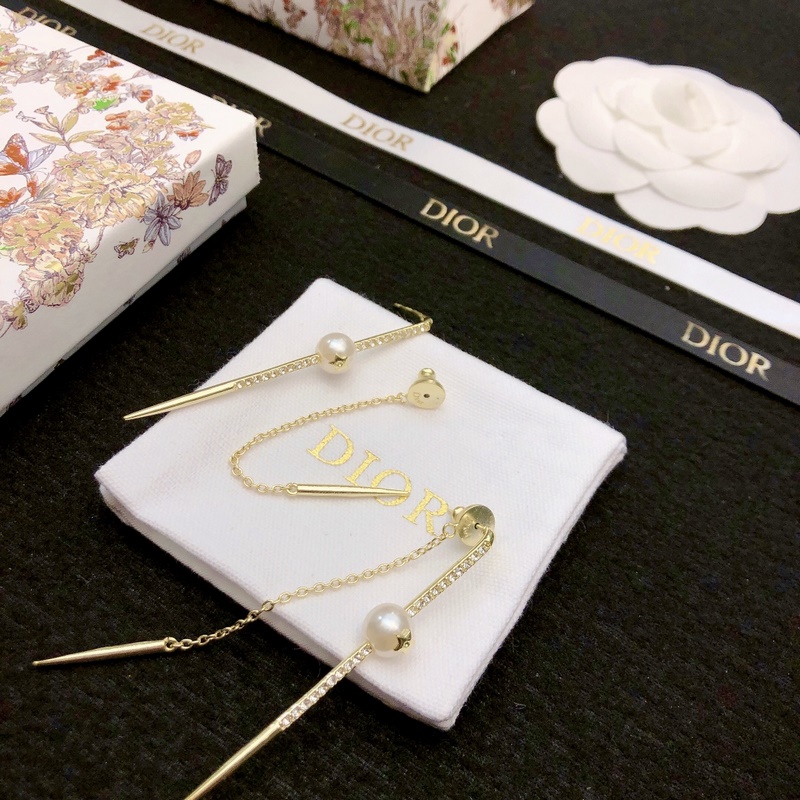 DIOR 迪奧耳釘 專櫃一緻黃銅材質(zhì) 火爆款出貨 設(shè)計(jì)獨(dú)特 複古前衛(wèi) 美女必備