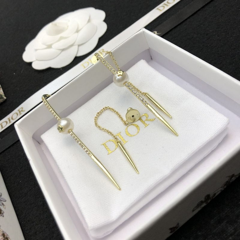 DIOR 迪奧耳釘 專櫃一緻黃銅材質(zhì) 火爆款出貨 設(shè)計(jì)獨(dú)特 複古前衛(wèi) 美女必備