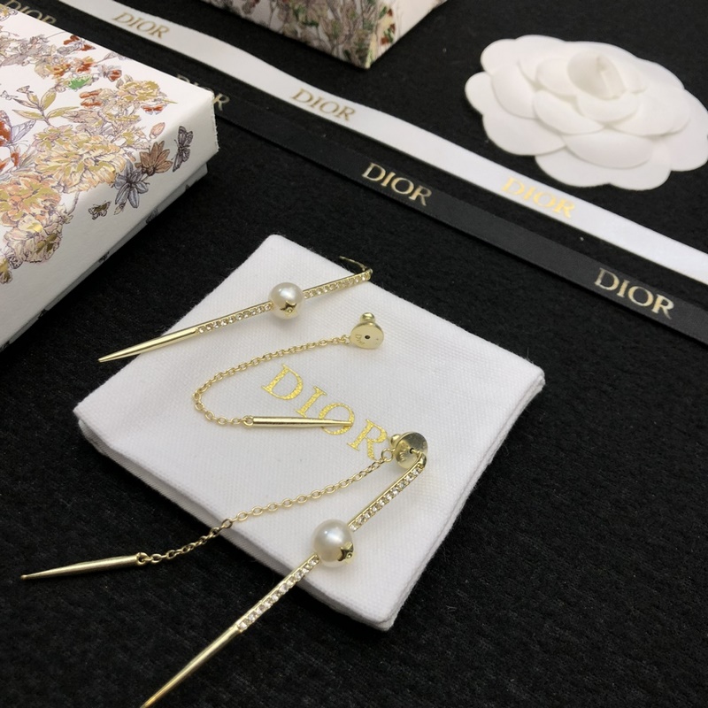 DIOR 迪奧耳釘 專櫃一緻黃銅材質(zhì) 火爆款出貨 設(shè)計(jì)獨(dú)特 複古前衛(wèi) 美女必備