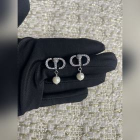 迪奧Dior經(jīng)典款珍珠耳吊