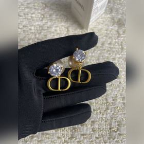 迪奧Dior經(jīng)典款珍珠吊CD四爪耳針耳環(huán)