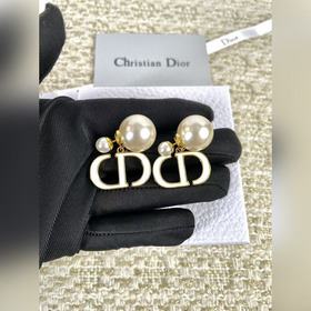 迪奧Dior經(jīng)典款珍珠耳釘
