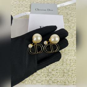 迪奧Dior經(jīng)典款珍珠耳釘