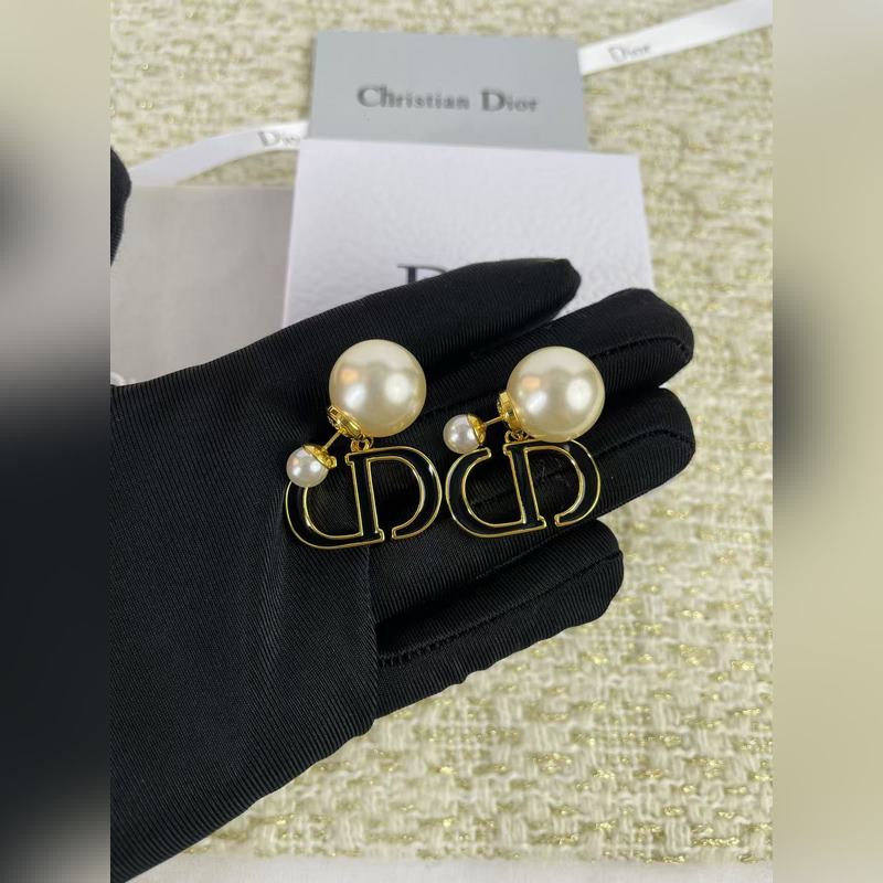 迪奧Dior經(jīng)典款珍珠耳釘
