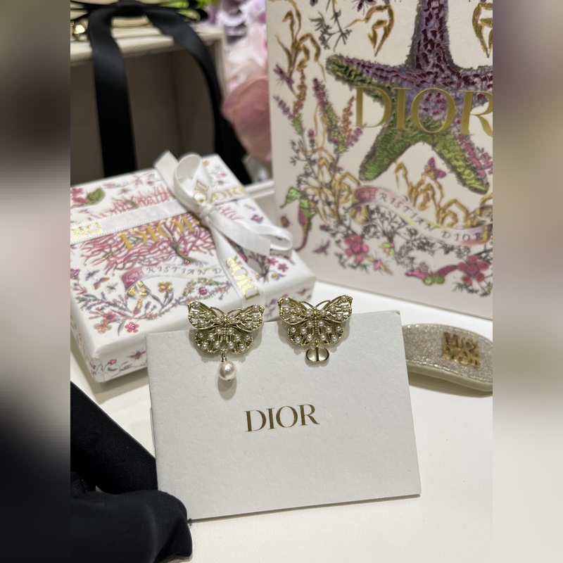 Dior 新款鏤空小米珠蝴蝶珍珠cd耳釘 小珍珠點(diǎn)綴鏤空金屬蝴蝶脈絡(luò)骨骼 不對