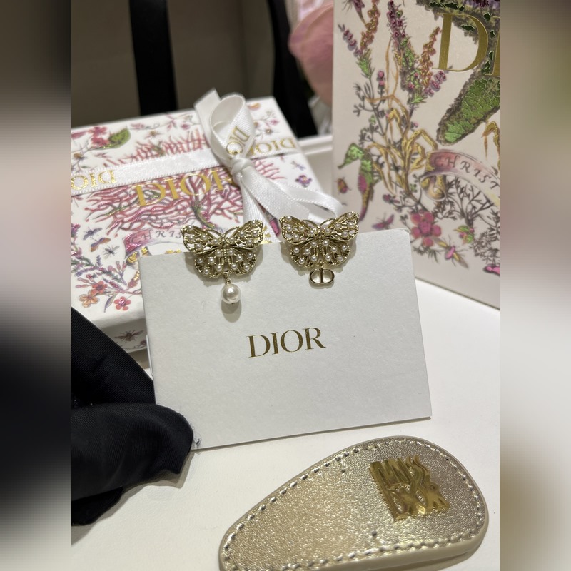 Dior 新款鏤空小米珠蝴蝶珍珠cd耳釘 小珍珠點(diǎn)綴鏤空金屬蝴蝶脈絡(luò)骨骼 不對