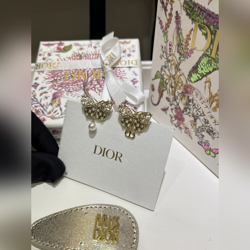 Dior 新款鏤空小米珠蝴蝶珍珠cd耳釘 小珍珠點(diǎn)綴鏤空金屬蝴蝶脈絡(luò)骨骼 不對